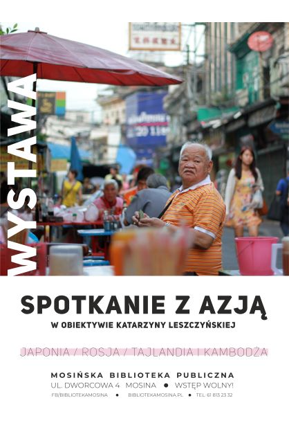 Plakat zapraszający na wystawę fotograficzną: Spotkanie z Azją. Przedstawia mężczyznę stającego na ulicy w mieście azjatyckim.